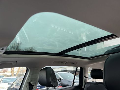 Used 2022 Volkswagen Tiguan SE w/ Panoramic Sunroof Package image 23