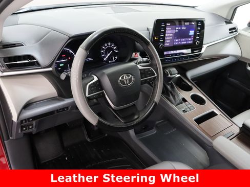 Certified 2021 Toyota Sienna XLE image 13