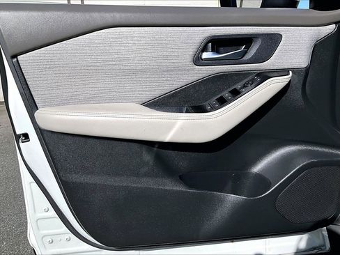 Used 2023 Nissan Rogue SV image 25