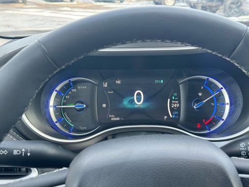 Used 2024 Chrysler Pacifica Select image 24