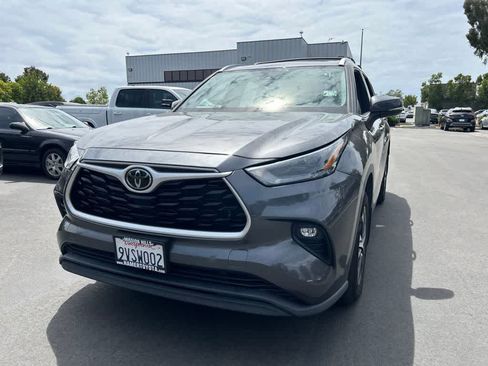 Used 2022 Toyota Highlander XLE AWD/4WD image 5