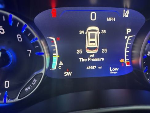 Used 2025 Chrysler Pacifica Select image 16