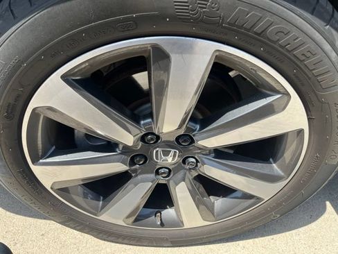 Used 2025 Honda Pilot Touring image 3