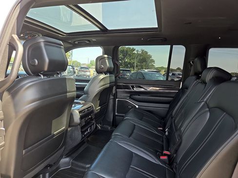 Used 2023 Jeep Wagoneer 4WD w/ Premium Group I image 13