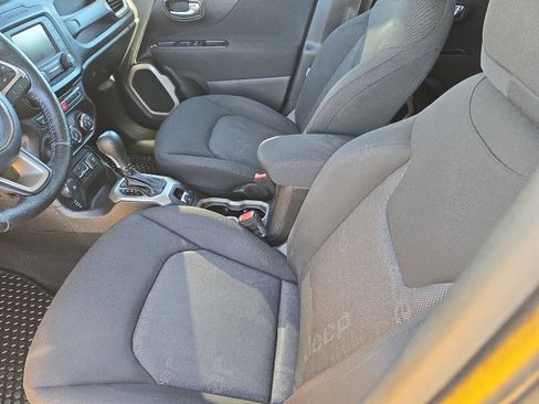 Used 2016 Jeep Renegade Latitude w/ Cold Weather Group image 8