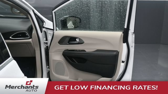 Used 2024 Chrysler Pacifica Touring-L FWD image 10