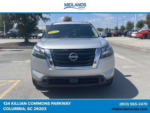 Used 2024 Nissan Pathfinder SV AWD/4WD image 2