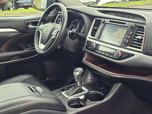 Used 2017 Toyota Highlander XLE AWD/4WD image 30