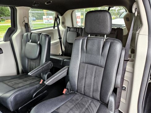 Used 2019 Dodge Grand Caravan SXT image 18