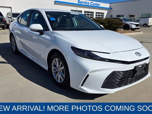 Used 2025 Toyota Camry LE image 7