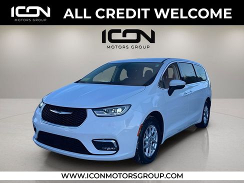 Used 2023 Chrysler Pacifica Touring-L image 1