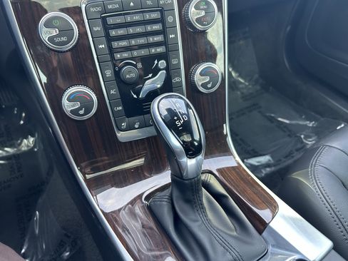 Used 2017 Volvo V60 T5 Platinum w/ Climate Package image 15