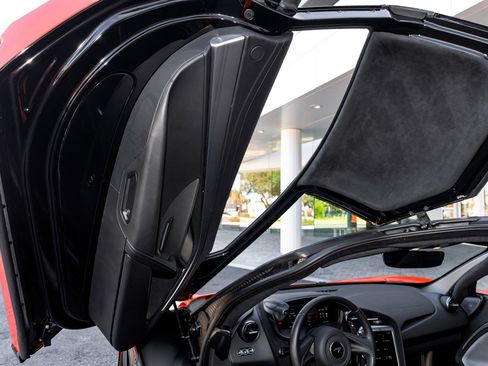 Used 2024 McLaren 750S image 31