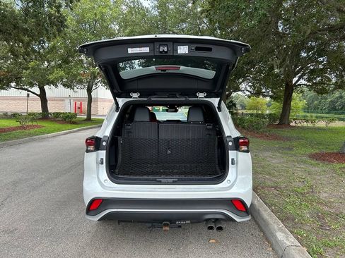 Certified 2024 Toyota Highlander XSE FWD image 11