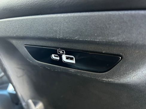 Used 2023 Chrysler Pacifica Touring-L image 42