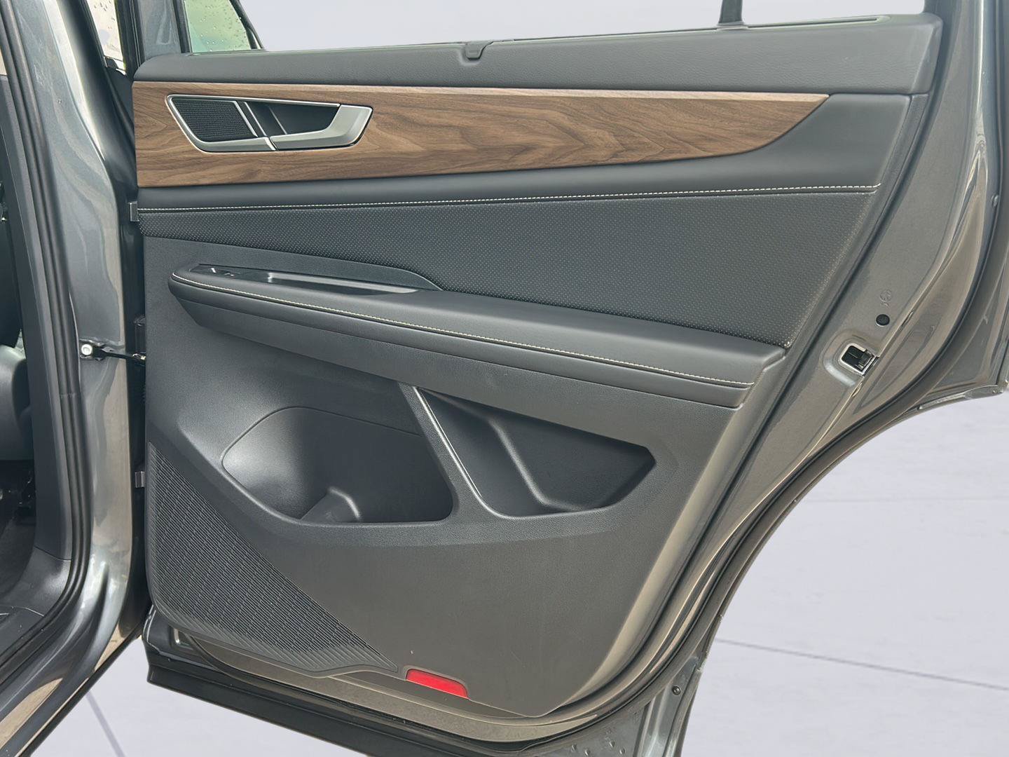 Used 2025 Volkswagen Atlas SE FWD image 22