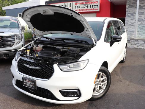 Used 2024 Chrysler Pacifica Touring-L FWD image 58