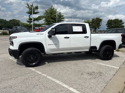 Used 2024 Chevrolet Silverado 2500 ZR2 w/ Technology Package AWD/4WD image 17