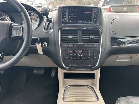 Used 2016 Dodge Grand Caravan SXT image 18