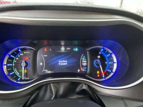 Certified 2022 Chrysler Pacifica Touring-L image 17