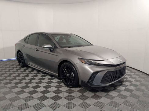 Used 2025 Toyota Camry SE FWD image 3