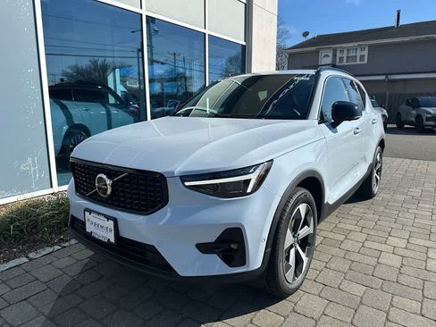 Used 2026 Volvo XC40 B5 Plus AWD/4WD image 4