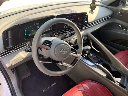 Used 2024 Hyundai Elantra SE FWD image 10