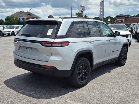 Used 2025 Jeep Grand Cherokee Altitude AWD/4WD image 2