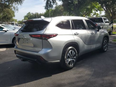 Used 2024 Toyota Highlander XLE FWD image 5