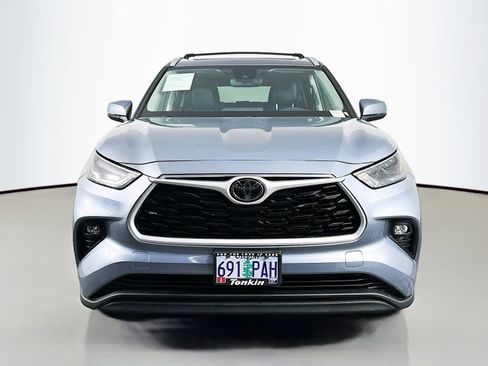 Used 2023 Toyota Highlander XLE FWD image 2