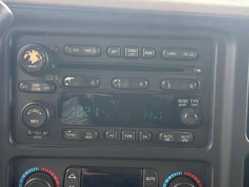 Used 2005 Chevrolet Silverado 2500 LT w/ Heavy-Duty Power Package image 18