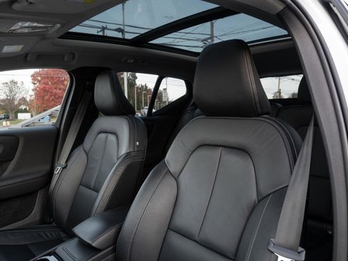 Used 2023 Volvo XC40 B5 Plus AWD/4WD image 19