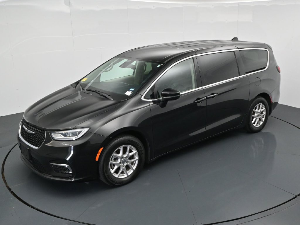 Used 2023 Chrysler Pacifica Touring-L FWD image 16