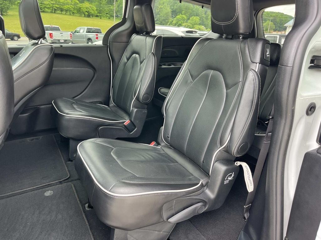 Used 2025 Chrysler Pacifica Limited FWD image 21