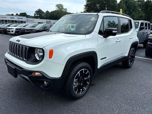 Used 2023 Jeep Renegade Latitude w/ Sun/Sound Group AWD/4WD image 7