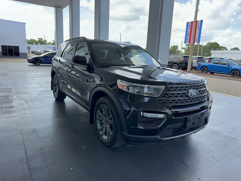 Used 2023 Ford Explorer XLT w/ Equipment Group 202A AWD/4WD image 4