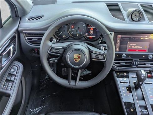 Certified 2025 Porsche Macan image 10