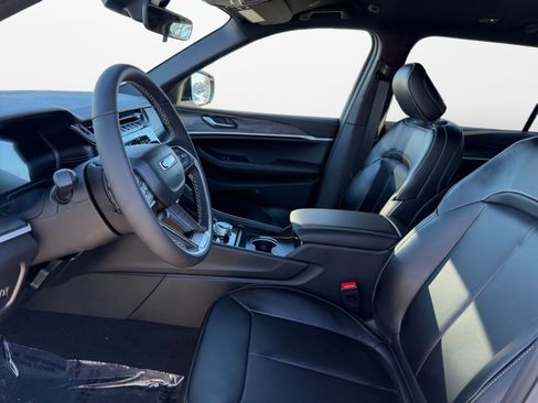 New 2025 Jeep Grand Cherokee L Limited w/ Black Appearance Package AWD/4WD image 9