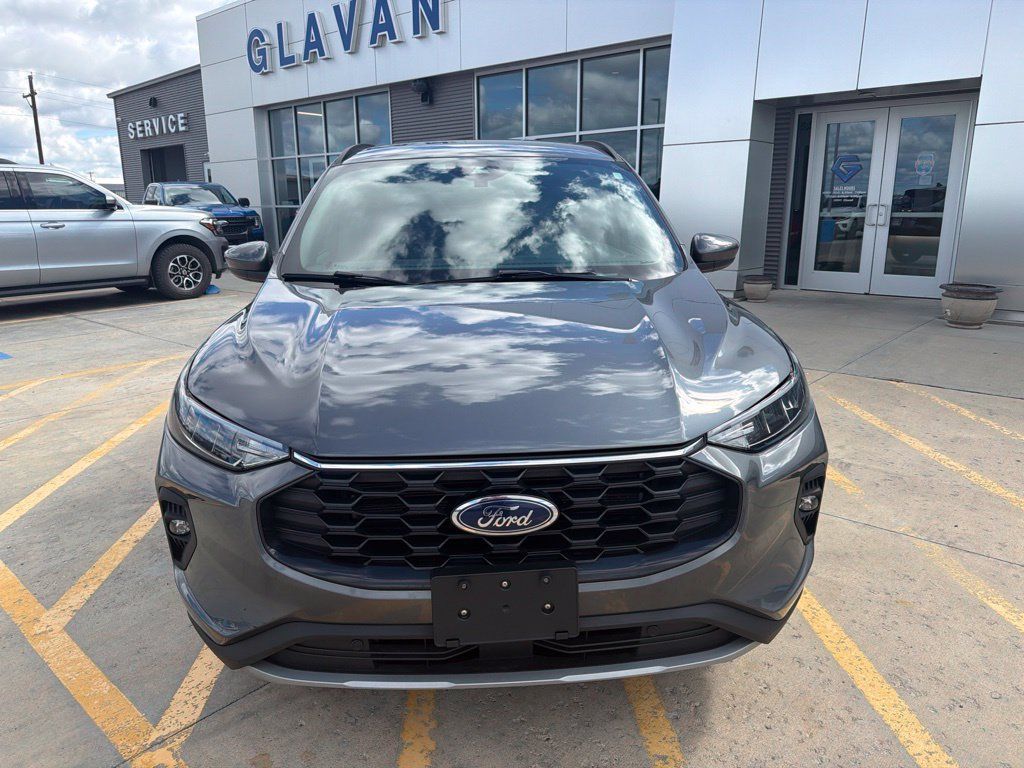 Used 2025 Ford Escape ST-Line Select AWD/4WD image 2
