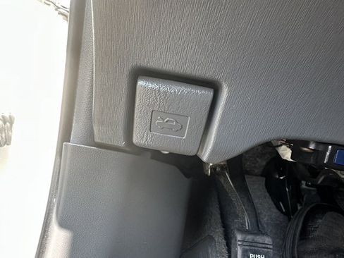 Used 2011 Toyota Prius Five image 22