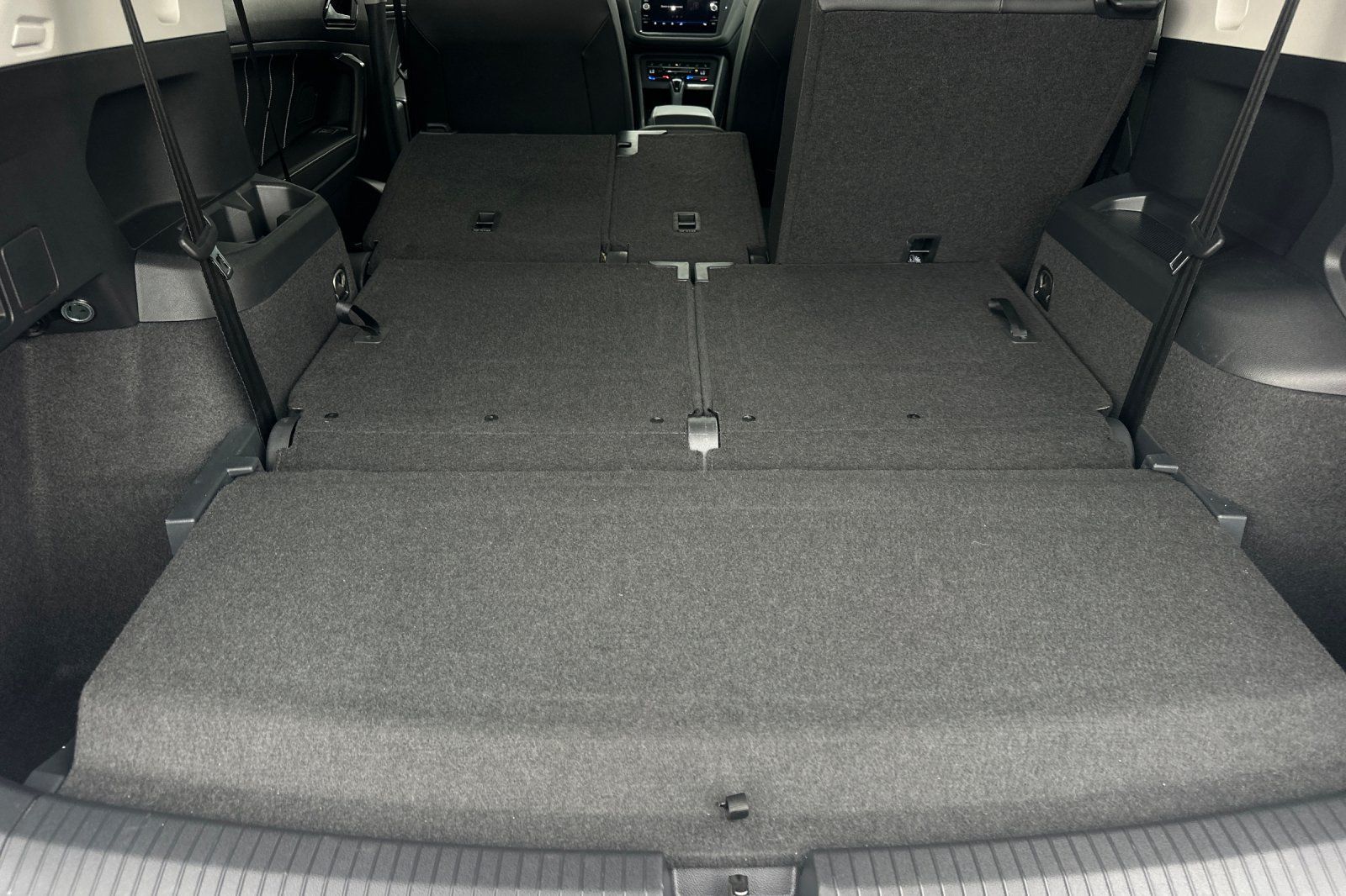 Used 2023 Volkswagen Tiguan SE w/ Panoramic Sunroof Package FWD image 16