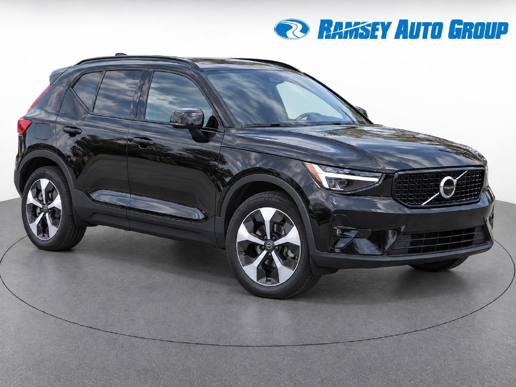 Used 2025 Volvo XC40 B5 Plus AWD/4WD image 2