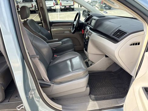 Used 2010 Volkswagen Routan SE FWD image 12