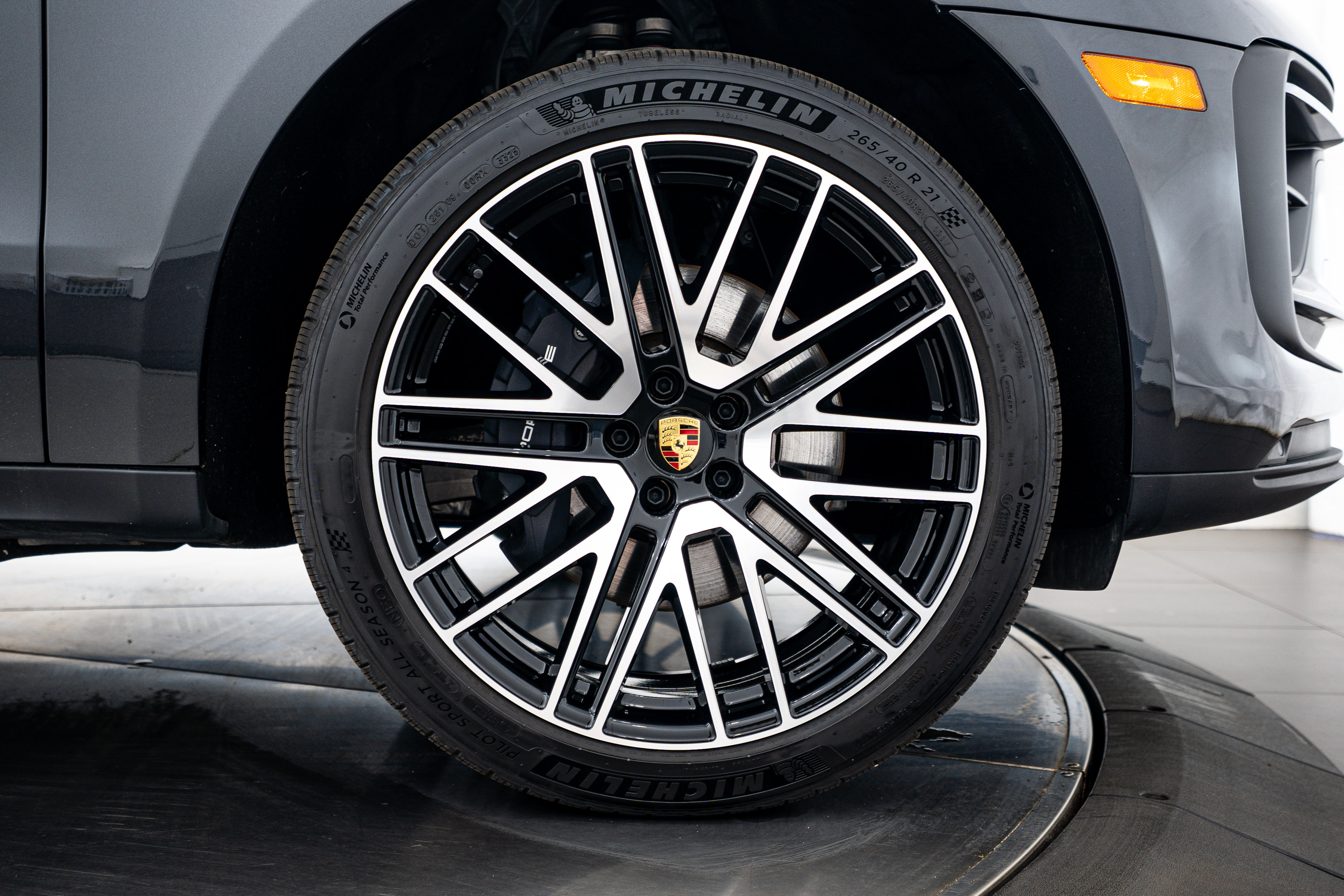 Certified 2026 Porsche Macan AWD/4WD image 11