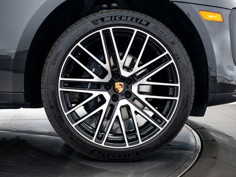 Certified 2026 Porsche Macan image 11
