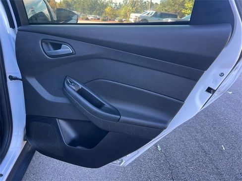Used 2018 Ford Focus SE w/ SE Appearance Package image 16