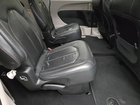 Used 2018 Chrysler Pacifica Touring-L FWD image 10