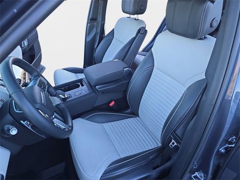 Used 2024 Land Rover Discovery Dynamic SE image 15