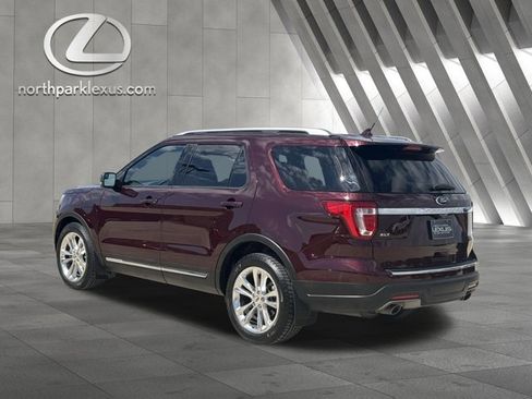 Used 2018 Ford Explorer XLT w/ Equipment Group 202A FWD image 2