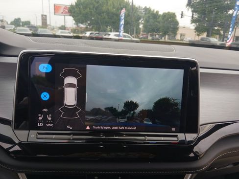 Used 2025 Volkswagen Atlas Cross Sport SE FWD image 19